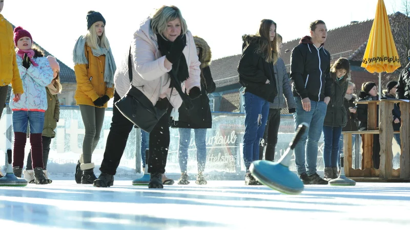Auf der Lemgoer Eiswelt findet zum Abschluss traditionell das Rotary-Eisstockschie&szlig;en statt - hier ein Archivfoto mit Annett Maa&szlig;en vom Team "Schneeflocken". - &copy; Nicole Ellerbrake