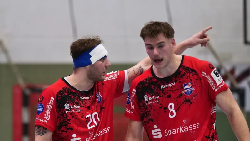 Hark Hansen ist von seiner Kopfverletzung gezeichnet und gibt Meeno Carstensen wichtige Hinweise f&uuml;r die Schlussphase. - &copy; J&ouml;rg Hagemann