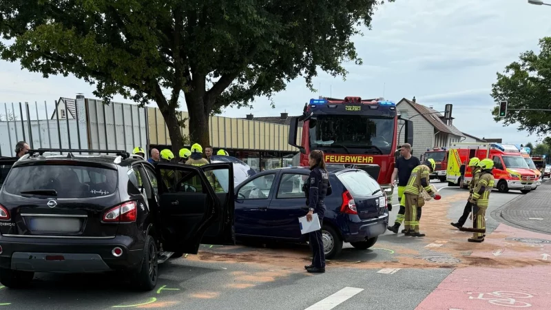 Die Feuerwehr unterstützte die Rettungskräfte bei einem Verkehrsunfall. - © Feuerwehr Detmold