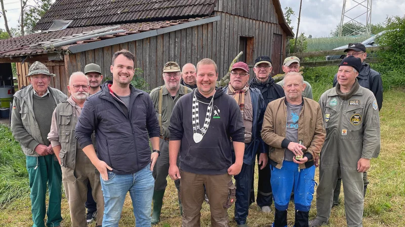 Die K&ouml;nigskette wurde vom neuen Vorsitzenden Kim Griese (vorne, links) an den neuen Angelk&ouml;nig Ricardo D&ouml;rken (vorne, rechts) &uuml;berreicht. Im Hintergrund stehen die weiteren teilnehmenden Angler. - &copy; Reiner Toppm&ouml;ller