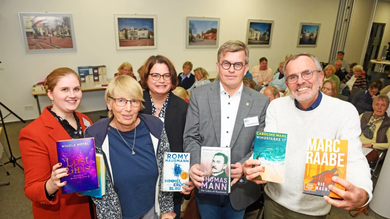 Die Mitglieder des F&ouml;rdervereins der Stadtb&uuml;cherei Lage stellen ihre Lieblingsb&uuml;cher vor: Madeleine Biermann (von links), Elisabeth Knuth, Nicole Biermann, Michael Biermann (Vorsitzender) und Klaus Landrock - &copy; Nicole Ellerbrake