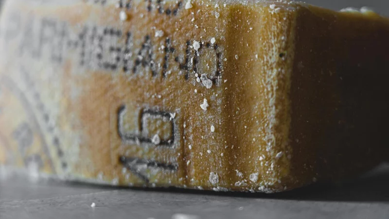 Insgesamt 66 Packungen Parmesan klaute der Mann in dem Discounter. Dank einer aufmerksamen Kundin nahm die Polizei ihn fest. - &copy; Castorly Stock/Pexels