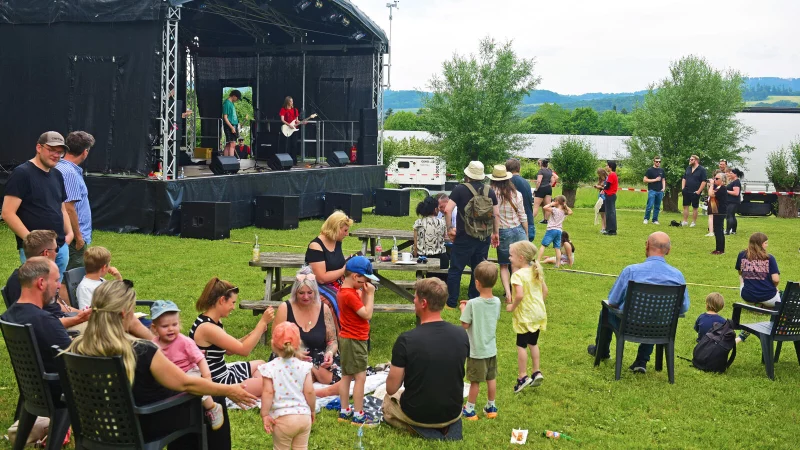 Gemütlich auf der Wiese sitzend genossen die Besucher die Musik und das kulinarische Angebot im Sonnenuntergang. - © Nicole Ellerbrake