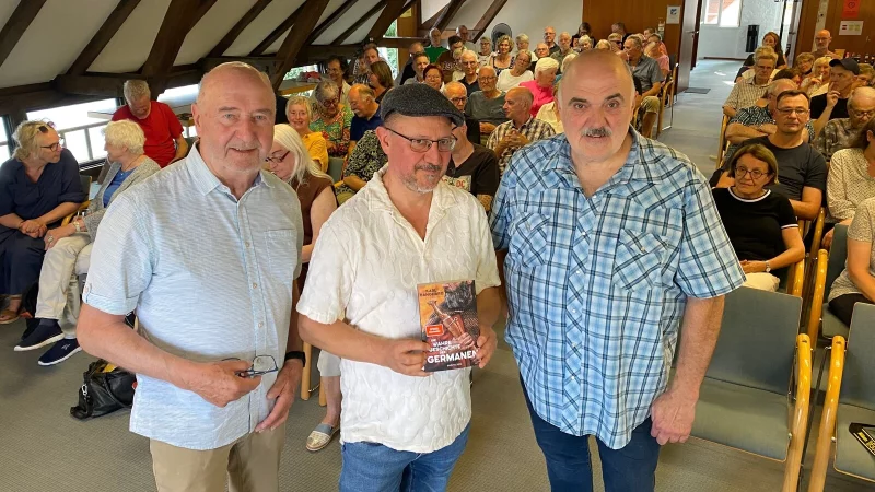 Eine neue Form der Lesung veranstaltet Horst Biere (links), Vorsitzender des Heimatvereins, im Saal des Bürgerhauses. Bestsellerautor Karl Banghard (Mitte) wird von Krimiautor Jochen Peters über sein Germanen-Buch und die Geschichten drumherum befragt. Foto: Gunter Held - © Gunter Held
