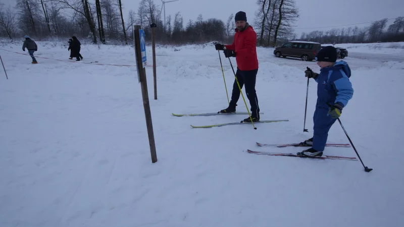 Sven Herbst und sein Sohn Fiete (7) freuen sich &uuml;ber die frisch gespurte Langlauf-Loipe am Bauerkamp. - &copy; Jost Wolf