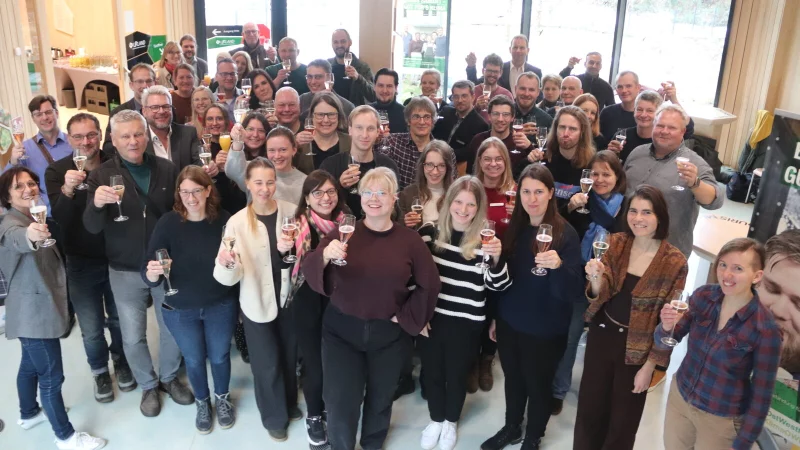 Auf ihr 30. Treffen waren die in Oerlinghausen versammelten Klimaschutzmanager durchaus stolz und stie&szlig;en mit einem Glas Sekt auf das Jubil&auml;um an. Foto: Knut Dinter - &copy; Knut Dinter