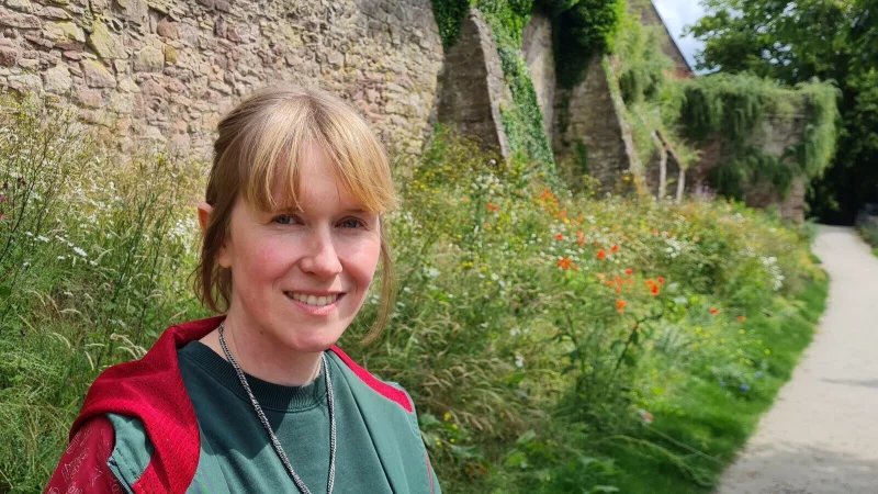 So begeistert Künstlerin Rike Hoppse vom Weg am Blomberger Weinberg auch ist: Mit ihrem Kunstprojekt am 5. September will sie die Blomberger von den ausgetretenen Pfaden weglocken. - © Marianne Schwarzer