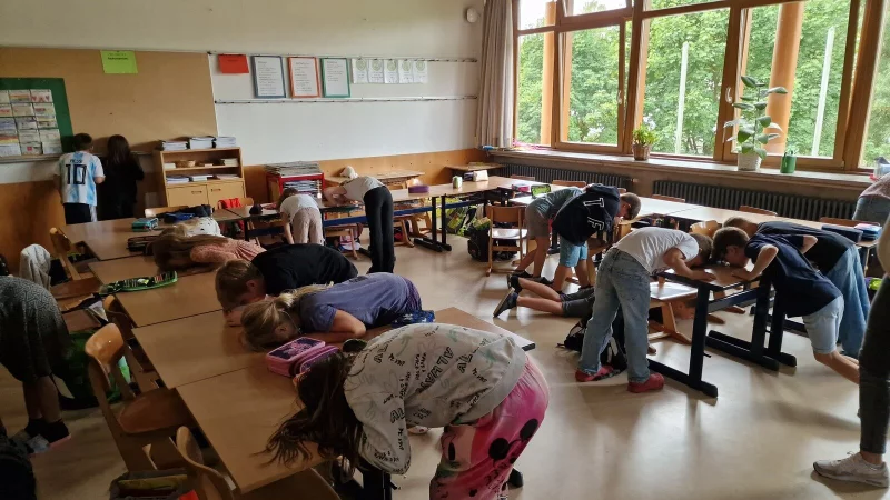 Bei diesem Stopp-Tanz-Spiel lernen die Sch&uuml;lerinnen und Sch&uuml;ler der Grundschule D&ouml;rentrup, nicht kleben zu bleiben im &uuml;bertragenen Sinn, sondern sich von der negativen Energie zu l&ouml;sen, die ihnen nicht guttut. - &copy; Nadine Uphoff