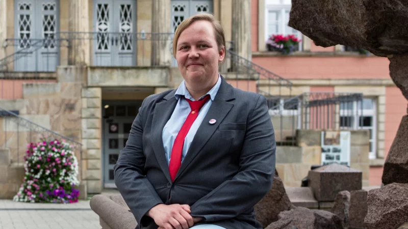 Nadine Anita Eschen (Die Partei) m&ouml;chte B&uuml;rgermeisterin in Detmold werden. Direkt vor der T&uuml;r ihres angestrebten Arbeitsortes liegt ihr Lieblingsplatz in der Stadt, der Marktplatz. - &copy; Raphael Bartling