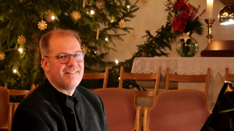 Klavierkonzert bei Kerzenschein in weihnachtlicher Stimmung: Professor Matthias Alteheld begeistert im virtuosen Spiel in Bergkirchen. - &copy; Thomas Kr&uuml;gler