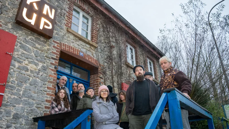 Mitglieder des Knup-Teams vor dem soziokulturellen Zentrum in Oerlinghausen, das sich f&uuml;r Selbstverwaltung und gegen rechten Druck einsetzt. Foto: Knup - &copy; Knup