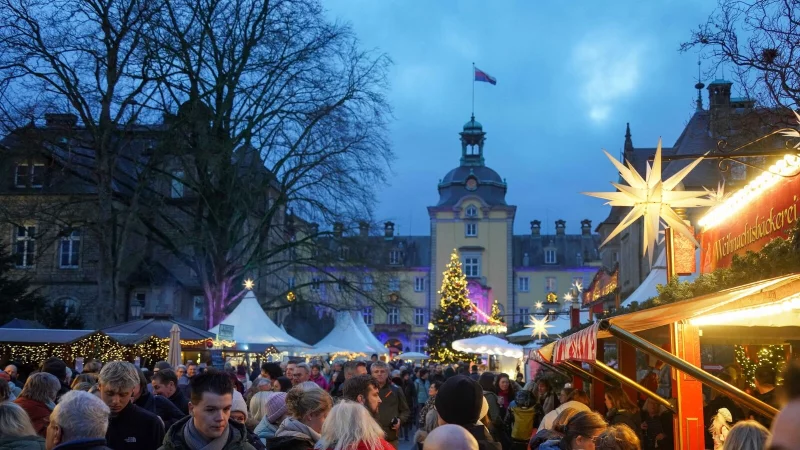 Die Besucher strömten zum Weihnachtszauber auf Schloss Bückeburg. Foto: - © Johannes Pietsch/SZLZ