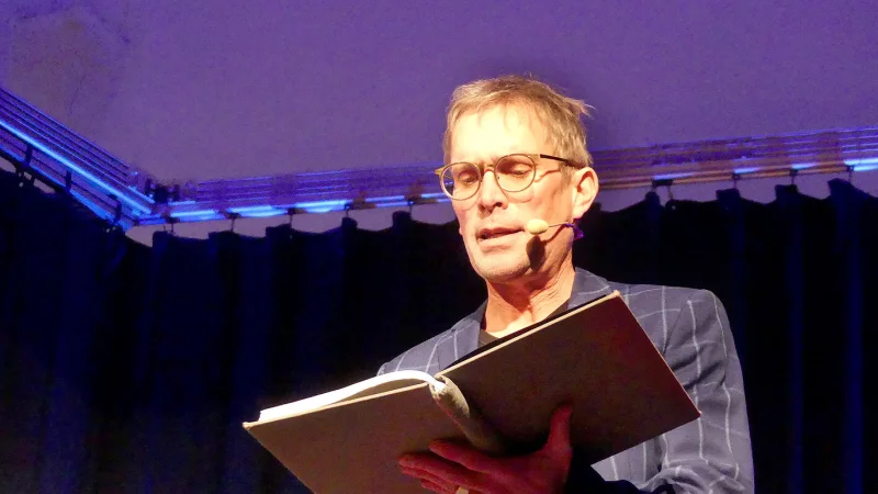 Ingo Börchers lieferte einen anspruchsvollen und unterhaltsamen Abend im Kloster ab. - © Rudi Rudolph