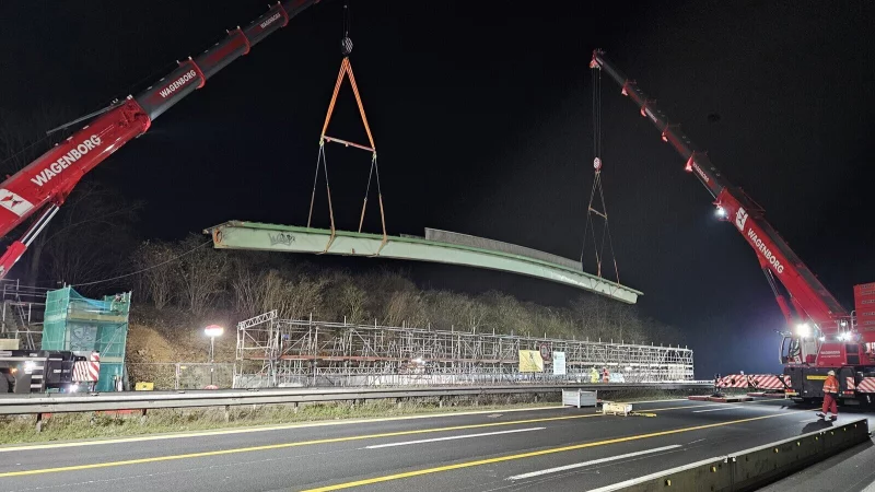 In der Nacht zum 1. Dezember vergangenen Jahres wurde die "Schnapsbrücke" unter Vollsperrung der A2 von zwei großen Kränen von ihren Pfeilern genommen und neben der Autobahn "abgelegt". Seit Anfang März ist sie wieder an ihrem angestammen Platz - aber noch nicht freigegeben. - © Sebastian Kratz