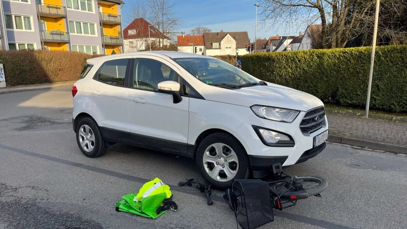 Das Elektrofahrrad (Pedelec) der Bielefelderin landete direkt unter dem rechten Vorderreifen des Ford EcoSport. - &copy; Polizei