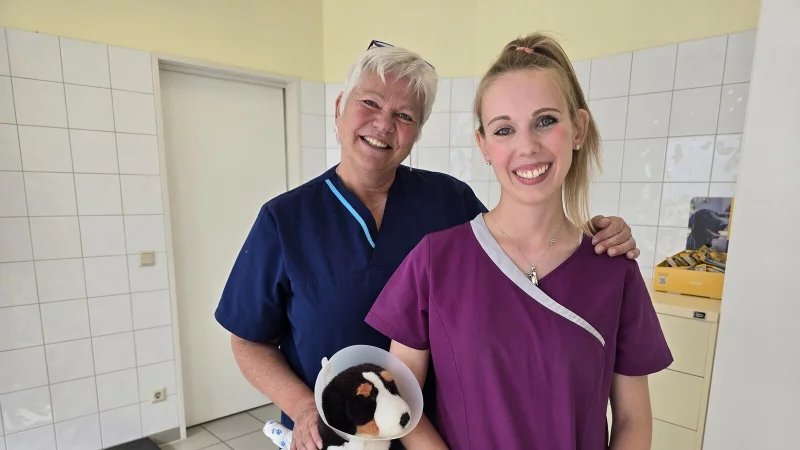 Tier&auml;rztin Britta G&ouml;tting verabschiedet sich nach 25 Jahren von ihren Patienten im Kreis G&uuml;tersloh. Gemeinsam mit Sonja-Christin Tiegel (r.) bildete Britta G&ouml;tting zehn Jahre lang ein gutes Team. - &copy; Silke Derkum-Homburg