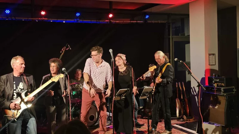 Die "Brothers in Blue" spielen eine Hommage an Eric Clapton - mit G&auml;sten auf der B&uuml;hne, zum Beispiel S&auml;ngerin Paulina Hornung. - &copy; Philip Marx