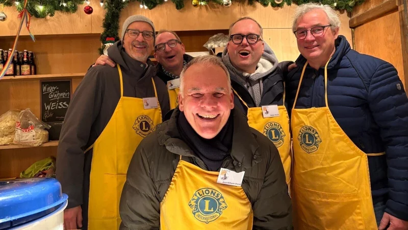 Peter Karaski, Dr. Oliver Herrmann, Jens-Wilhelm Brand, Marten R&uuml;chel und Michael V&ouml;sgen in der Gl&uuml;hweinbude der Lions. - &copy; Lions Detmold