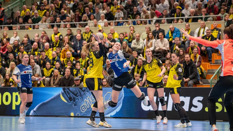 Hart zur Sache ging es teilweise in der Sporthalle Wellinghofen, das bekam in dieser Szene auch Blombergs Nationalspielerin Nieke K&uuml;hne (blaues Trikot) zu sp&uuml;ren. - &copy; Timon Peters
