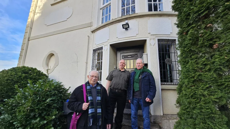 Es ist f&uuml;r Joost Werthauer (rechts) und Peter Werth ein besonderer Moment, das ehemalige Elternhaus der j&uuml;dischen Familie Werthauer betreten zu d&uuml;rfen. Mit dabei ist Martin Hankemeier (vorne), der sich seit Jahrzehnten daf&uuml;r einsetzt, die Erinnerung lebendig zu halten. - &copy; Astrid Sewing