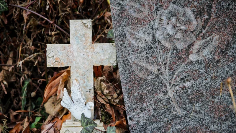 In Vahlhausen sind mehrere Grabsteine beschmiert worden. - &copy; Symbolbild: Pixabay