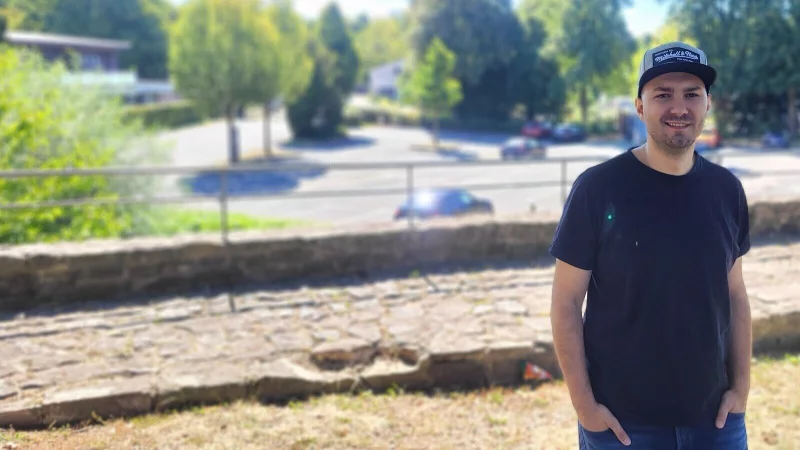 Luca Gliozzo vor dem Parkplatz Bleiche. Dort soll das Partyzelt wieder stehen, mit neuem Konzept. - © Katrin Kantelberg