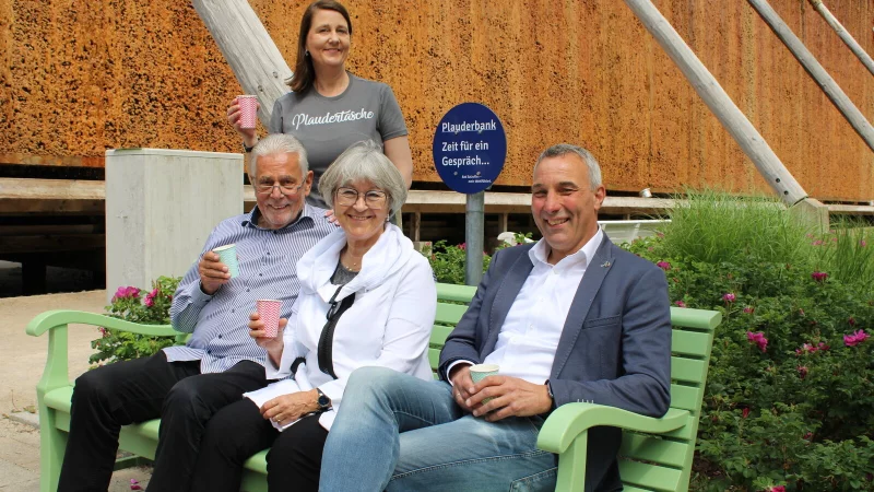 Neue Plauderbank in Bad Salzuflen eingeweiht: Bürgermeister Dirk Tolkemitt (rechts) nahm mit den Initiatoren der Familie Kramer (von links), Daniela, 
Hartmut und Brigitte, zur Probe Platz. - © Annika Langhagel
