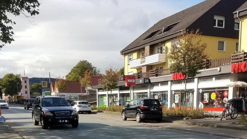 Die vielbefahrene B 238 soll in der Ortsdurchfahrt Hohenhausen saniert werden. Erste Arbeiten dazu beginnen im Juni 2025 unter Vollsperrung der Lemgoer Straße auf Höhe Ententeich. - © Hajo Gärtner/Archivfoto