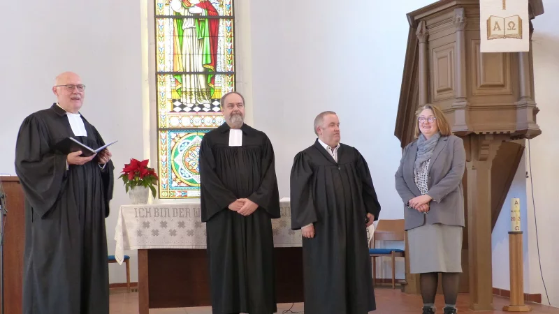 Nach der offizillen Einf&uuml;hrung: Superintendent Dirk Hauptmeier, Pfarrer Horst-Dieter Mellies, Pr&auml;dikant Johannes Rosenh&auml;ger. Pr&auml;dikantin Maren Grenner (von links). - &copy; Christian Gudde