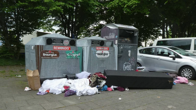 Müllkippe statt Sammelstelle: Vor vielen Altkleidercontainern in OWL bietet sich das gleiche vermüllte Bild. Erste Städte ziehen Konsequenzen. - © IMAGO/Horst Galuschka