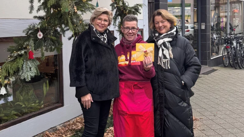 Iris Daletzki, Ladiescaptain beim Lippischen Golfclub Blomberg Cappel (links) &uuml;bergibt gemeinsam mit Nicole Weber, Kassenwartin der Golfdamen (rechts), eine Spende an Ina Thomas von der Organisation Lipper f&uuml;r Lipper. - &copy; Lippischer Golfclub