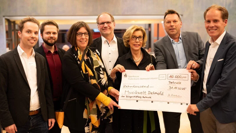 Spenden&uuml;bergabe an die Detmolder Musikwelt: (von links) Prof. Dr. Malte Sachsse (Professor f&uuml;r Musikp&auml;dagogik, Hochschule f&uuml;r Musik Detmold), Moritz Reuter und Susanne Greschok (Leitung der Johannes-Brahms-Musikschule), Prof. Dr. Thomas Grosse (Rektor Hochschule f&uuml;r Musik), Christina Haberbeck (Stifterin und Spenderin), Frank Hilker (B&uuml;rgermeister Detmold) und Kay Sandmann-Puzberg (Vorstandsvorsitzender B&uuml;rgerstiftung Detmold). - &copy; B&uuml;rgerstiftung Detmold