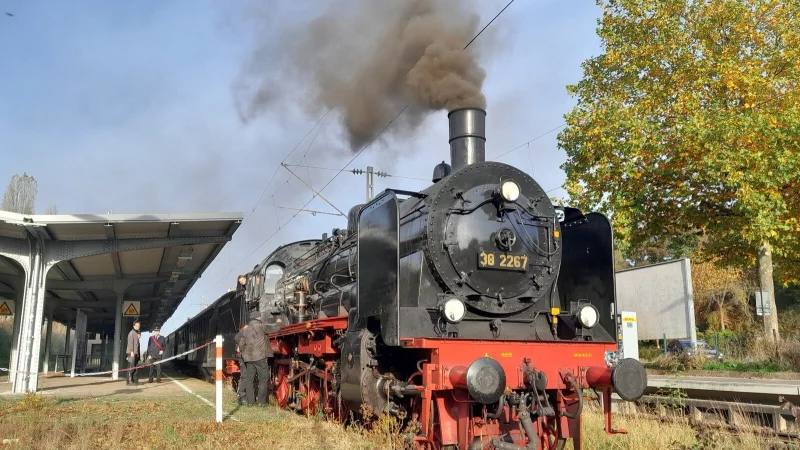 Der historische Sonderzug zuckelt im Oktober durch Lippe. - &copy; Eisenbahnfreunde Bielefeld