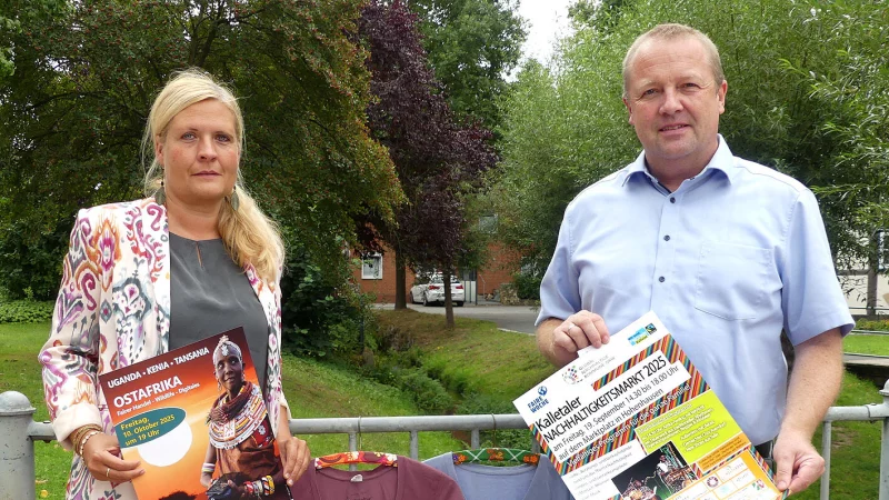 Bürgermeister Mario Hecker und Rathausmitarbeiterin Corinna Will präsentieren das Programm der Nachhaltigkeitswochen. - © Rudi Rudolph
