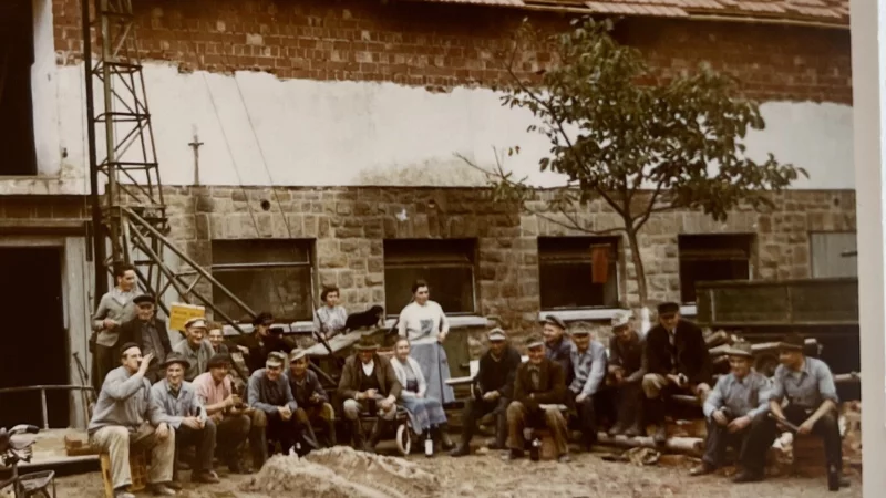 In einem Fotoalbum hat Friedrich Niedermeier alte Fotos gefunden, die beweisen, dass beim Aufräumen nach dem Brand der Scheune und beim Wiederaufbau viele aus dem Dorf geholfen haben. - © Repro: Silke Buhrmester