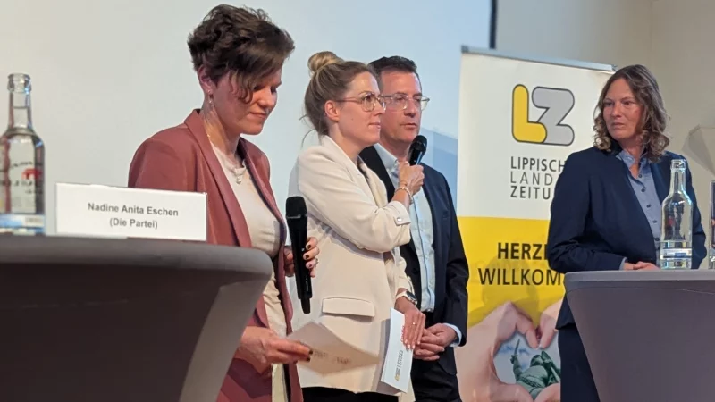 LZ-Redakteurin Janet König (links) und Radio-Lippe-Moderatorin Judith Brentrup (rechts daneben) hatten auch ein paar fiese Fragen auf dem Zettel. Hier zu sehen: die Kandidaten Dr. Elmar Thyzel und Dr. Marika Thiersch. - © Yvonne Glandien