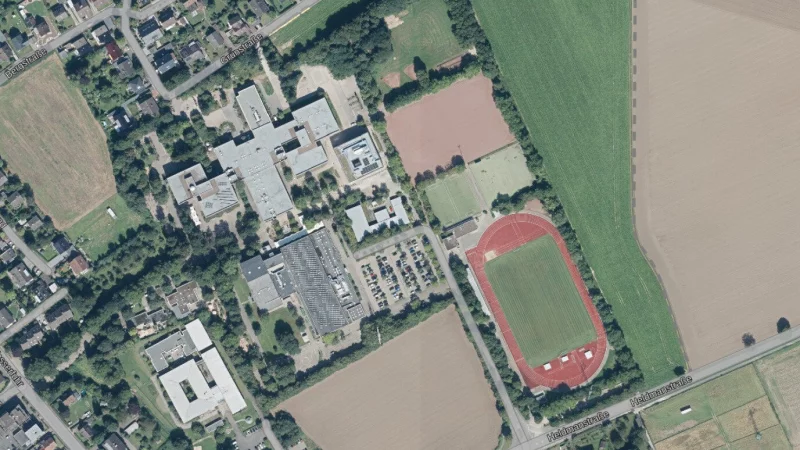 Der Ascheplatz im Schul- und Sportzentrum Lohfeld (oberhalb des Leichtathletik-Stadions) soll zu einem Kunstrasen-Spielfeld umgebaut werden. - &copy; Tim-online/Geobasisdaten NRW