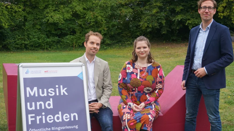 Prof. Dr. Malte Sachsse (Musikpädagogik), Louise Adler und Prof. Dr. Dominik Höink (Musikwissenschaftliches Seminar, von links) haben für die siebte Ringvorlesungsreihe den Freiden als zentrales Thema des derzeitigen Weltgeschehens aufgegriffen. - © Venezia Fröscher-Cifolelli
