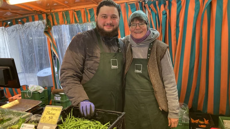 Der Biobetrieb Ulenburg muss sich vom Lemgoer Wochenmarkt verabschieden - hier mit den Mitarbeitern Nanne Bahners (rechts) und Rateb Alnakdali. - &copy; G&auml;rtnerei Ulenburg