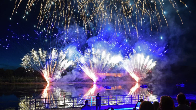 Am Samstag, 12. Juli, erstrahlt der Abendhimmel über dem Schiedersee wieder in leuchtenden Farben. - © Nicole Ellerbrake