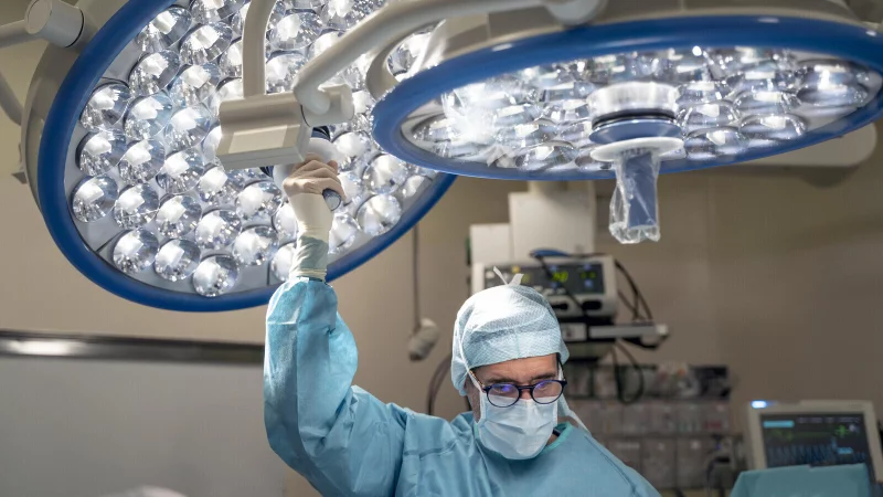 In deutschen Krankenhäusern werden jedes Jahr mehr als 15 Millionen Operationen durchgeführt. - © picture alliance / Westend61