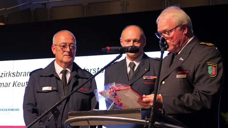 Bezirksbrandmeister Elmar Keuter (rechts) überreicht dem stellvertretenden Vorsitzenden des Lippischen Feuerwehrverbands Harald Schubert (links) und Geschäftsführer Thomas Lalk die Jubiläumsurkunde des Verbands der Feuerwehren in NRW. - © Thomas Krügler