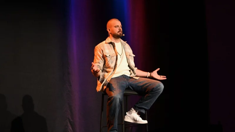 Mit ausdrucksstarker Gestik erz&auml;hlt Nikita Miller Geschichten aus zwei Kulturen und bringt das Publikum zum Schmunzeln. - &copy; Luca-Marie Dr&ouml;ge