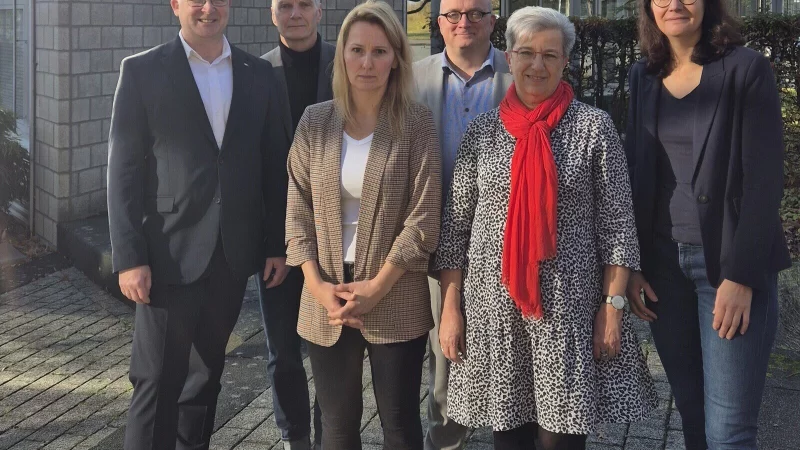 Diskutierten angeregt mit den Gästen (von links): Martin Raithel (IHK Lippe), Michael Hanschmidt (Büro für Zukunft, Köln), Antje Bröhl (Schulleiterin Gertrud Bäumer Realschule, Gelsenkirchen Mitte), Dirk Menzel (Lippe Bildung eG), Irmgard Weishaupt (Leiterin Regionale schulpsychologische Beratung Lippe) und Dr. Claudia Böhm-Kasper (Kreis Lippe) - © IHK Lippe