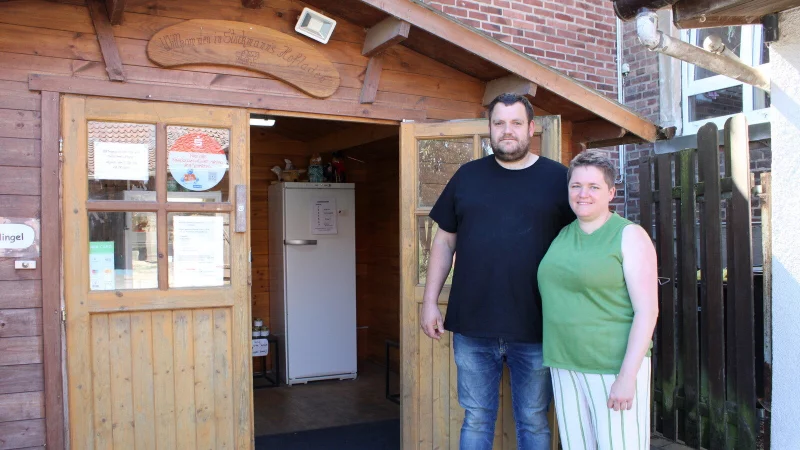 Seit 2020 betreibt die Familie Stuckmann auf ihrem Hof eine Selbstbedienungsh&uuml;tte mit regionalen Produkten. - &copy; Chiara Wibbeke