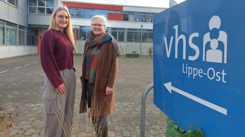 Rieke Becker (links) tritt die Nachfolge von Andrea Lemm, Leiterin der VHS Lippe-Ost, an. Im Februar wird der Staffelstab &uuml;bergeben. - &copy; Michaela Wei&szlig;e