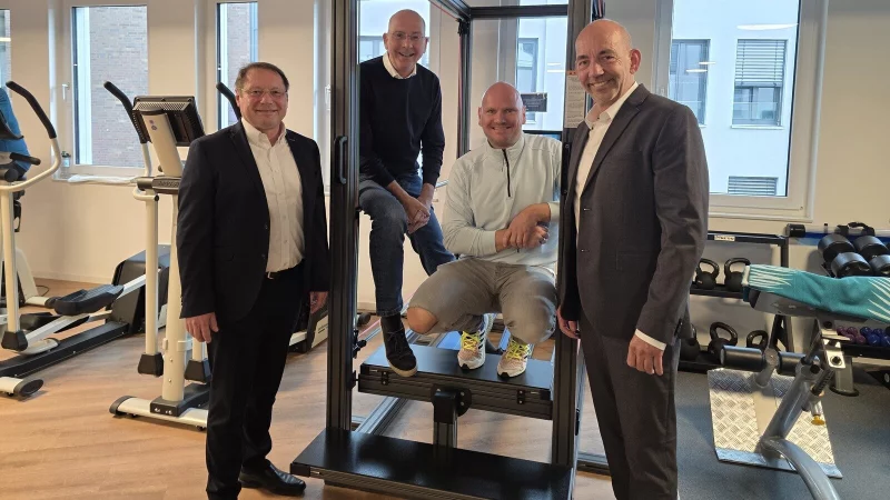 Peter Kinnett (Vorstand BKK Miele), Siegfried R&ouml;sel (Oberarzt am Klinikum G&uuml;tersloh), Sebastian M&auml;ueler (Gesch&auml;ftsf&uuml;hrer Mobilo) und Stefan D&ouml;ding (Gesch&auml;ftsbereichsleiter BKK Bertelsmann) sind ma&szlig;geblich am Netzwerkaufbau der Onkologischen Trainingstherapie in G&uuml;tersloh beteiligt. - &copy; Celina Allard