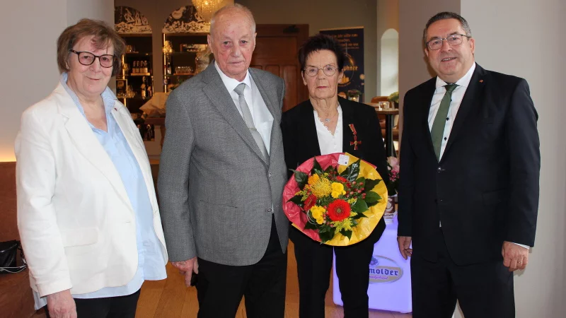 Landrat Dr. Axel Lehmann (rechts) und Christ-Dore Richter, stellvertretende Bürgermeisterin von Detmold (links), gratulieren Christel Stövesand. Auch Peter Stövesand freut sich mit seiner Ehefrau. - © Kreis Lippe
