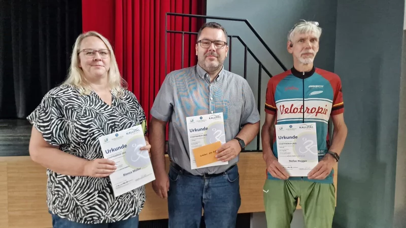 Bianca Müller, Nils Müller (Mitte) und Stefan Hegger wurden als aktivste Radler ausgezeichnet. - © Nadine Uphoff