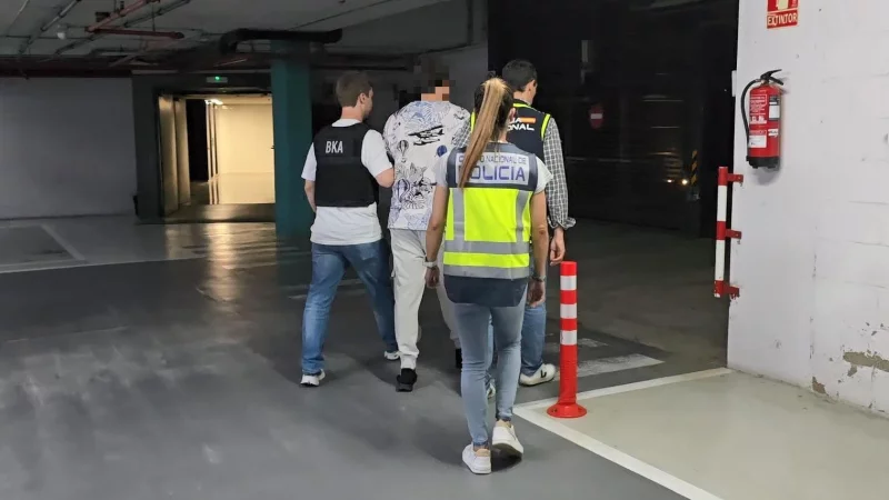 Der Verdächtige, der eine Darknet-Plattform für Drogenhandel administrativ geführt haben soll, wurde Mitte Juni in Barcelona verhaftet. Die spanischen Sicherheitsbehörden veröffentlichten Aufnahmen des Einsatzes. - © Screenshot / Policia Nacional